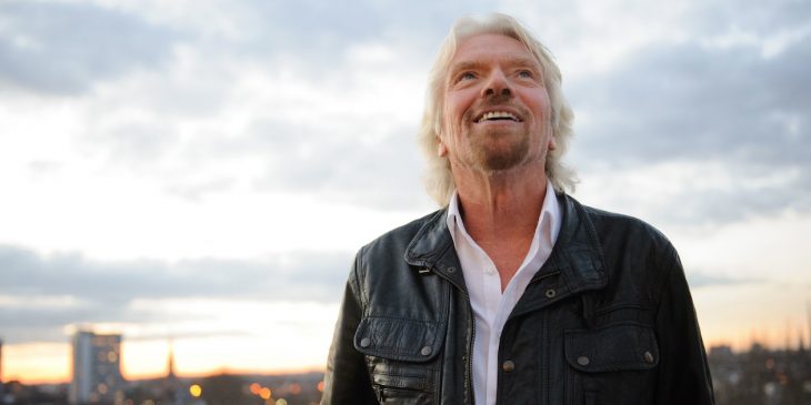 Richard Branson sonriendo