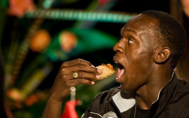 Usain Bolt comiendo