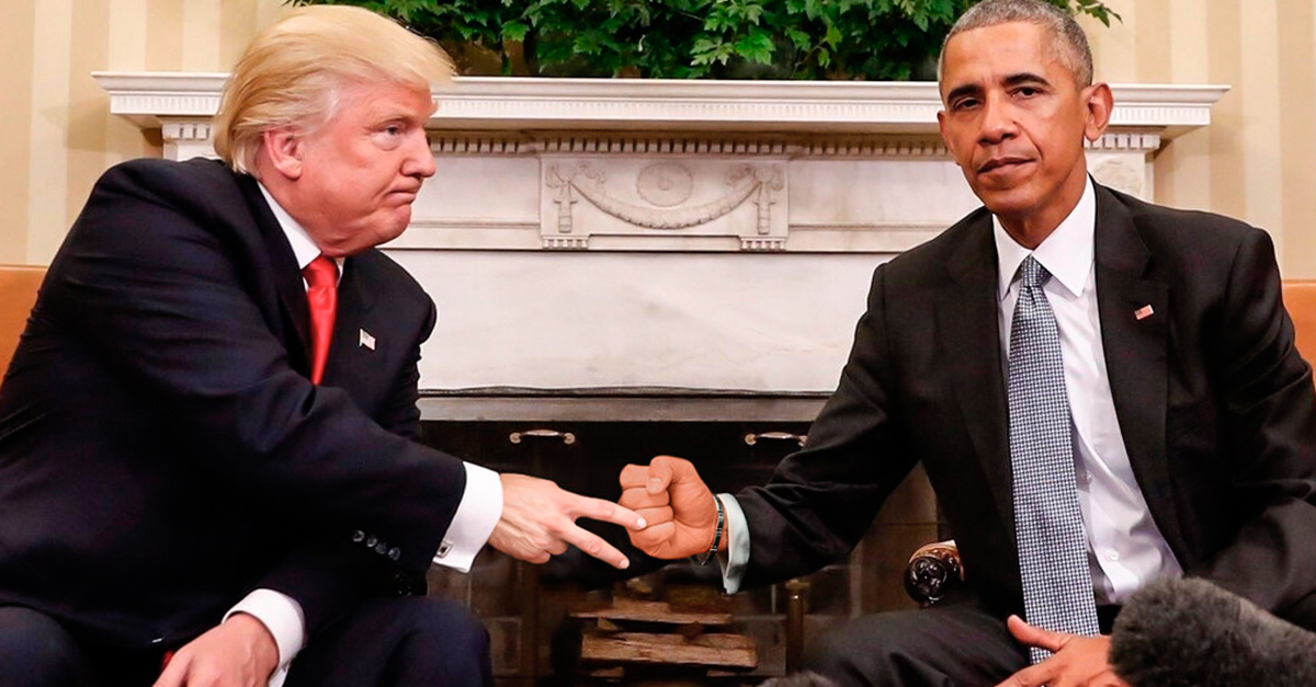 Donald Trump y Barack Obama se dan la mano