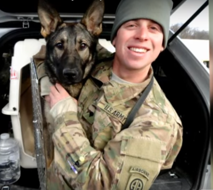 perro y militar