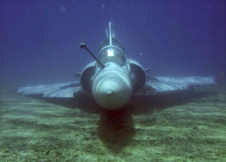 Avión sumergido en el mar