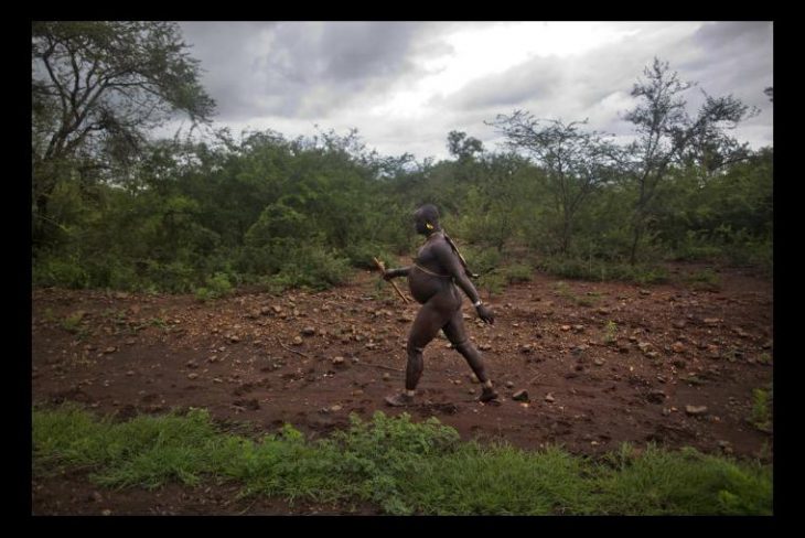 señor caminando en el campo