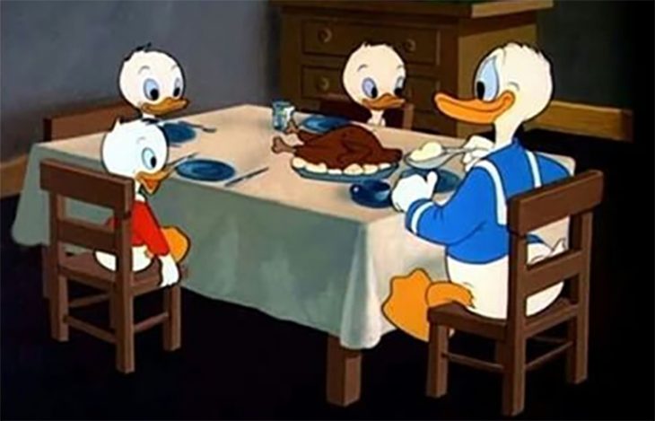 Pato Donald y sobrinos cenando