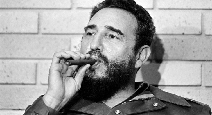 Fidel Castro fuma un habano