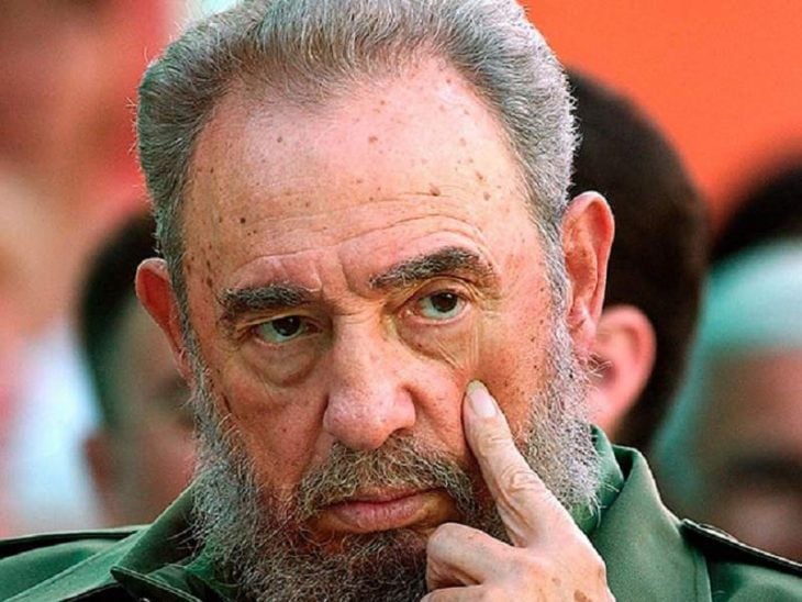 Fidel Castro observa