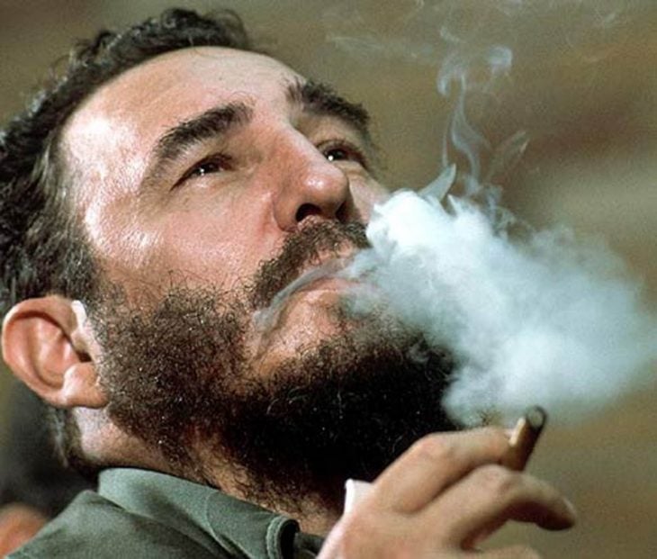 Fidel Castro fumando