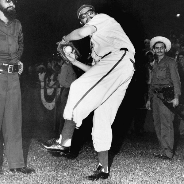 Fidel Castro jugando besibol