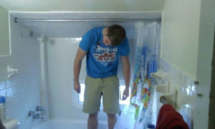 Hombre muy alto en la ducha