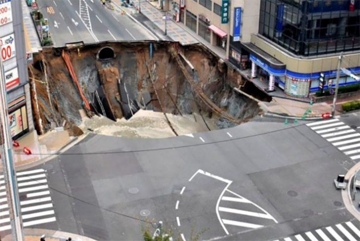 Agujero en Japón se traga una calle