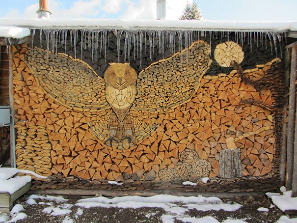 Arte hecho apilando madera