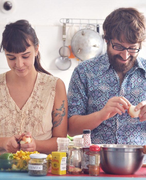 Pareja cocinando