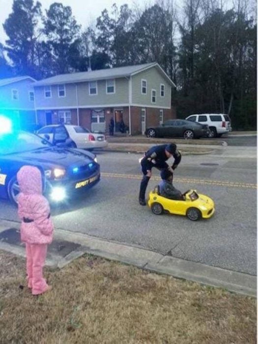 policia y niña