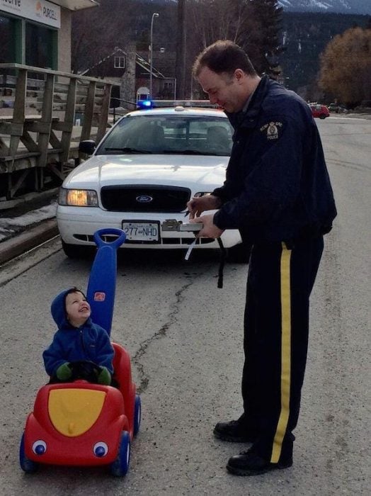 niño y policia