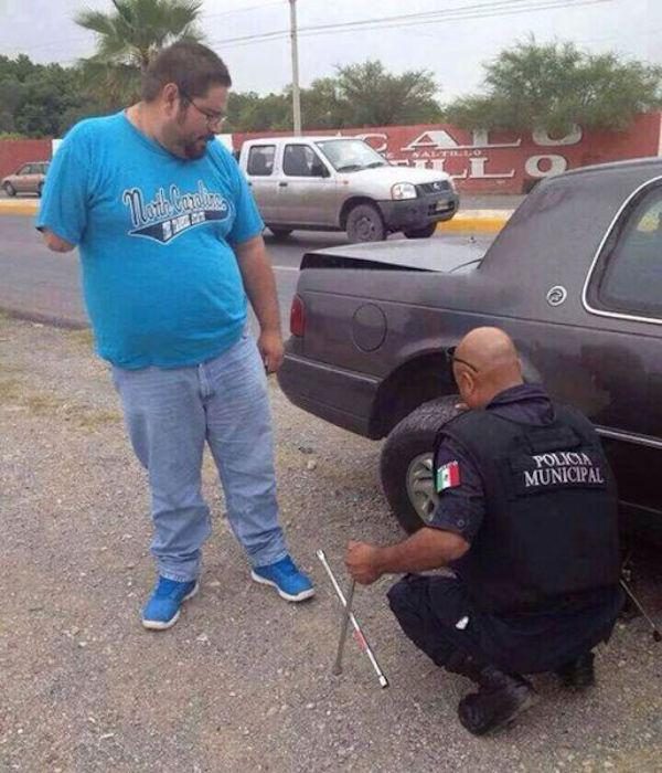 policia cambia llanta