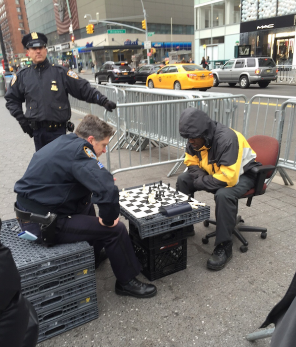 policia ajedrez