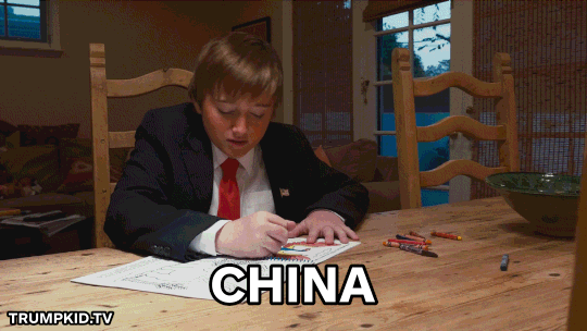 Niño Trump con productos chinos