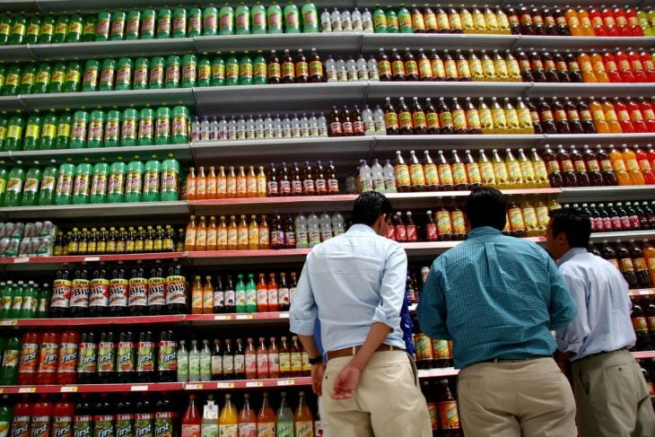 Anaquel enorme lleno de refrescos