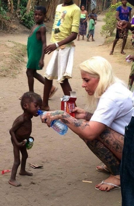Mujer danesa ayuda a niño nigeriano