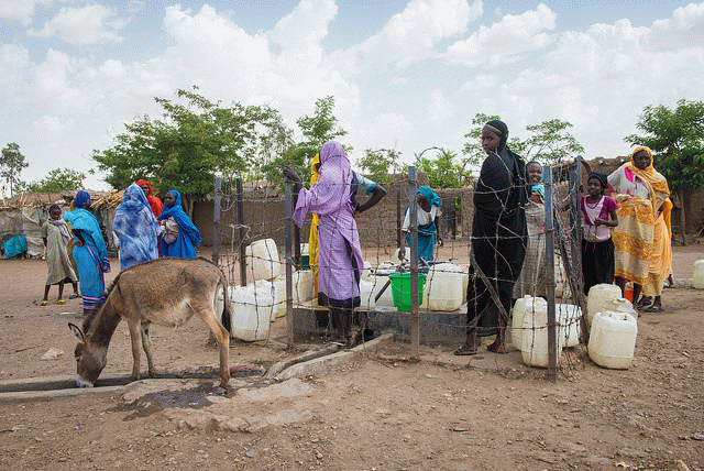 Mujeres se abastecen de agua en Sudán