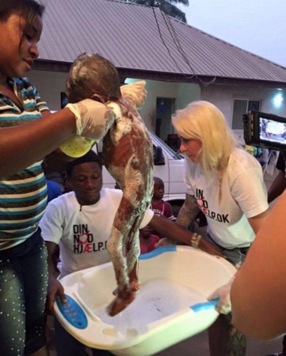 Bañando a niño nigeriano