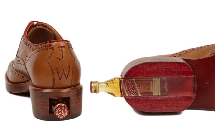 Botella de Johnny Walker en el zapato