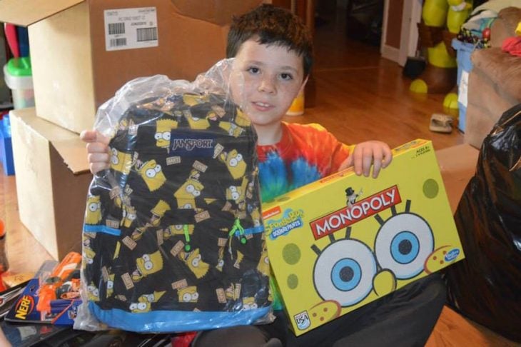 Niño con regalos de cumpelaños