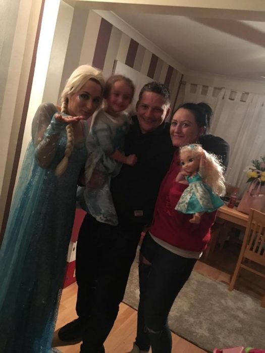 Elsa de Frozen con familia