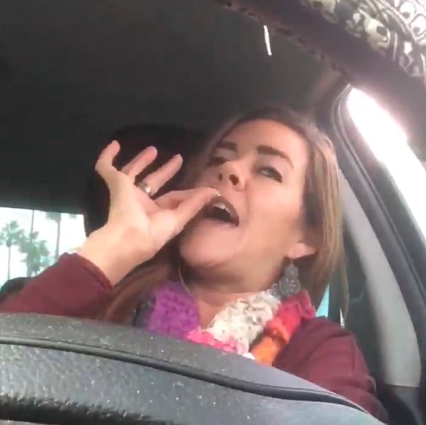 Mujer en el automóvil simulando que fuma