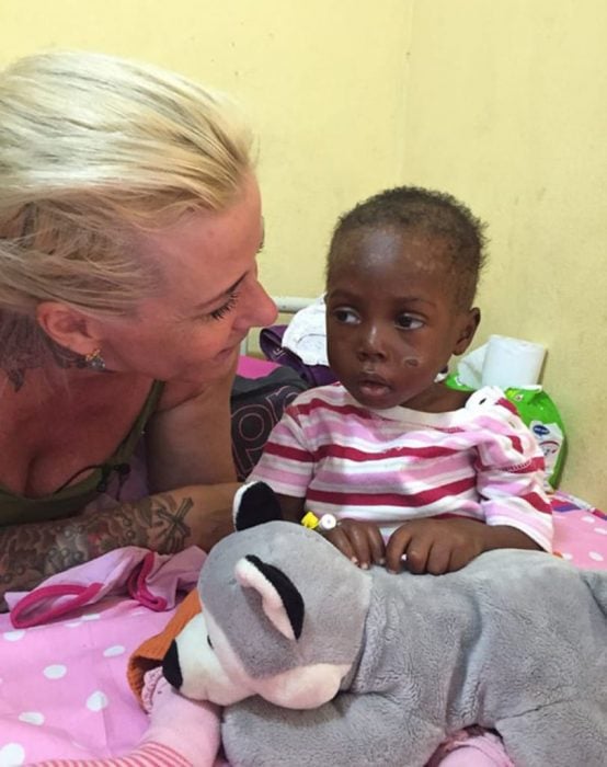 Anja Ringgren Lovén con Hope, niño nigeriano