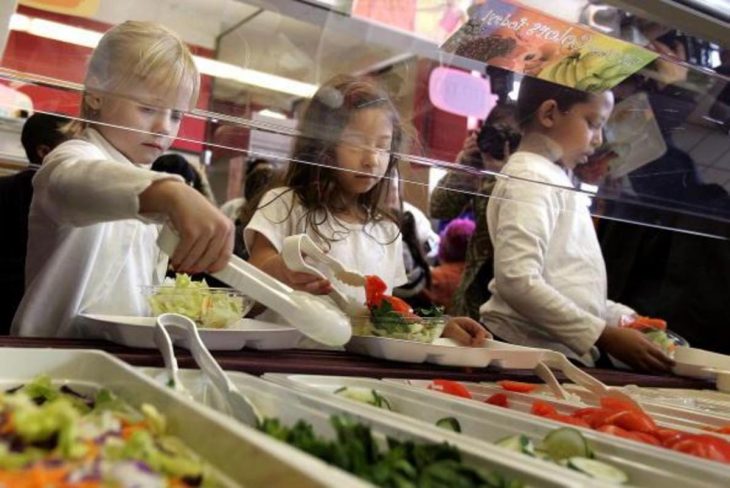 Niños en cafetería escolar