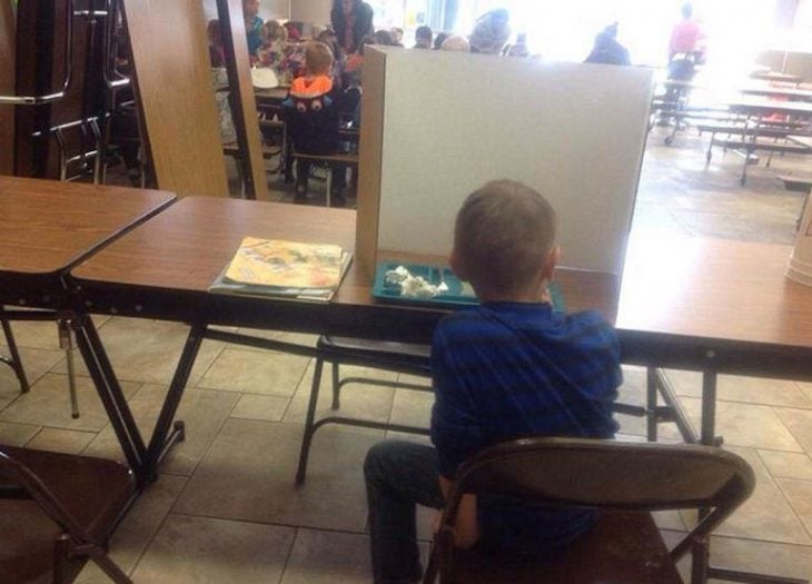 Niño aislado en la escuela