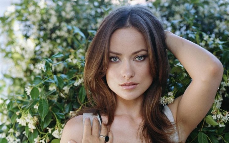 Olivia Wilde entre las plantas