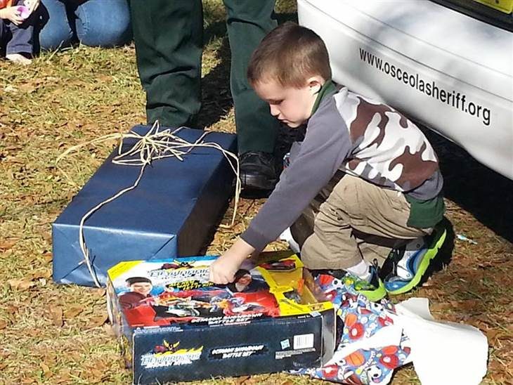 Niño abre regalos de cumpleaños