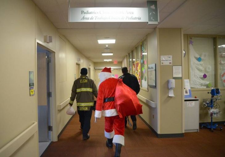 Santa Claus de visita en el hospital