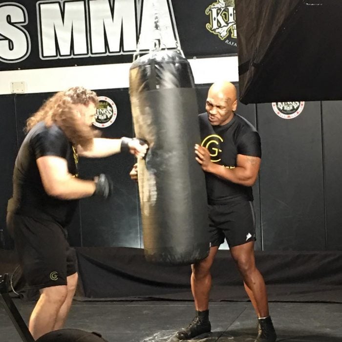 Mike Tyson entrena con Roy Nelson