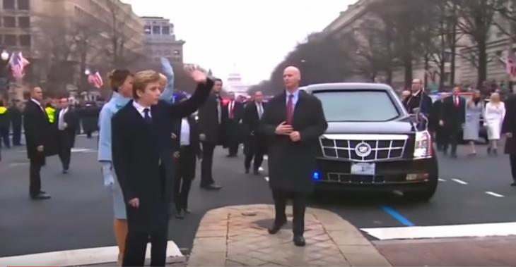 Guardaespaldas de Trump posando en la calle