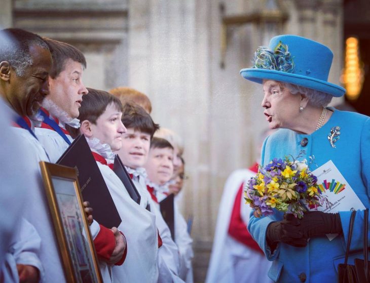 Trum y la reina Isabel con flores