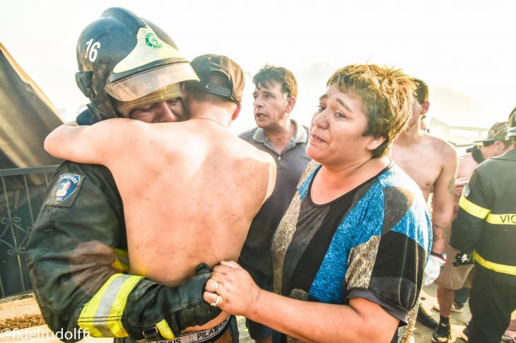 Abrazan a bombero de Valparaíso 