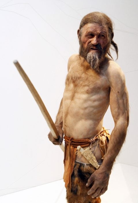 Ötzi posando de costado