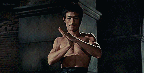 Bruce Lee mostrando músculos
