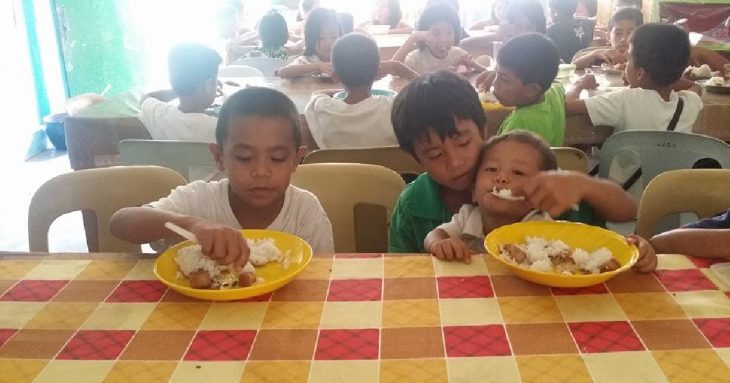 mateo y hermanos comiendo