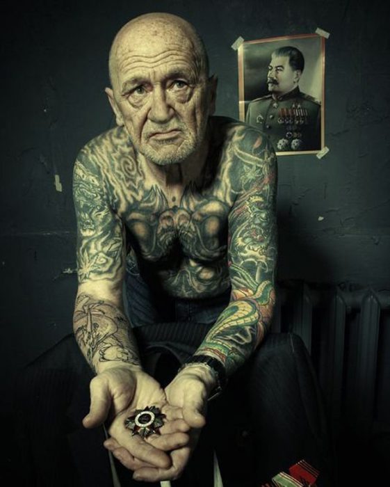 abuelo con tatuajes