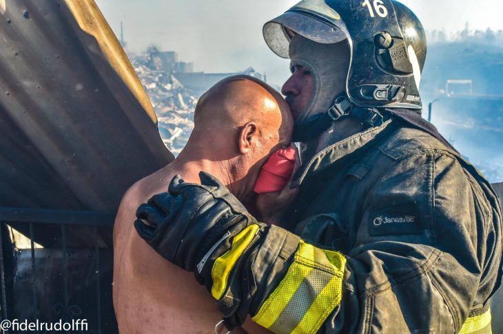 Bombero es consolado por compañero