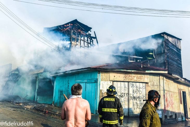 Casas ardiendo en Valparaíso