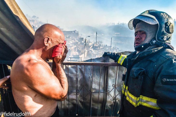 Bombero llora por la perdida de su casa 