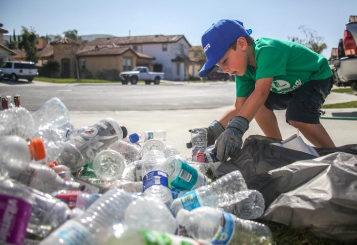 Niño recicla basura 