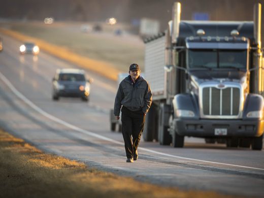 Steven Simoff caminando por la carretera