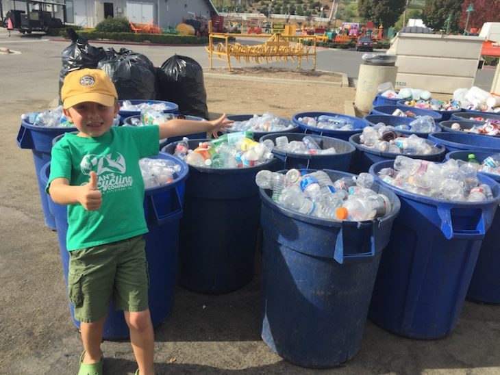 Ryan reciclaje niño de 7 años junto a botes