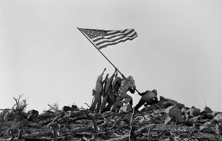 Marinos clavando bandera americana