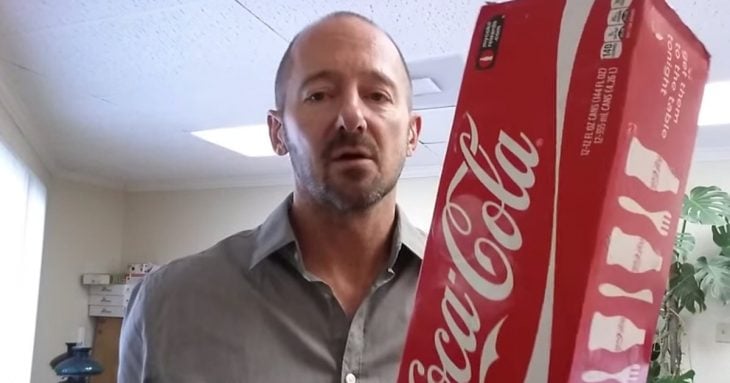 Hombre con caja d e Coca Cola